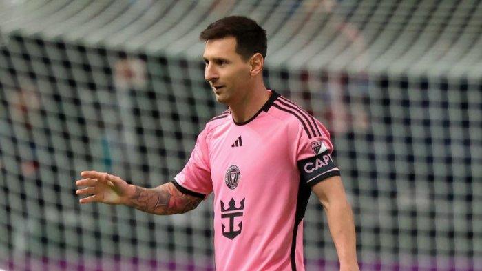 Penyerang Inter Miami asal Argentina #10 Lionel Messi berjalan di lapangan selama pertandingan eksibisi persahabatan antara al-Hilal SFC Arab Saudi dan Inter Miami CF AS di Stadion Kingdom Arena di Riyadh pada 29 Januari 2024.
