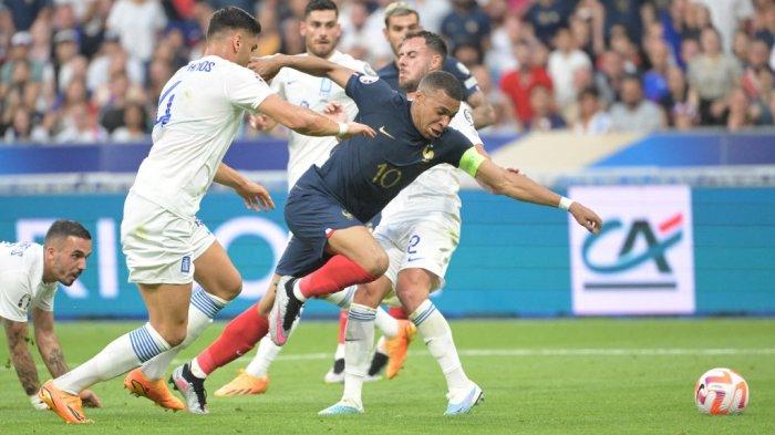 Penyerang Prancis Kylian Mbappe (kanan) ditantang oleh bek Yunani Konstantinos Mavropanos (kiri) dan bek Yunani George Baldock (kanan) selama pertandingan sepak bola kualifikasi grup B UEFA Euro 2024 antara Prancis dan Yunani di Stade de France di Saint-Denis, di pinggiran utara Paris, pada 19 Juni 2023.