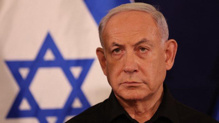 Perdana Menteri Israel Benjamin Netanyahu berbicara selama konferensi pers di pangkalan militer Kirya di Tel Aviv pada 28 Oktober 2023 di tengah pertempuran yang sedang berlangsung antara Israel dan kelompok Palestina Hamas. Netanyahu mengatakan pada tanggal 28 Oktober bahwa pertempuran di Jalur Gaza akan berlangsung 