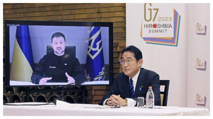 Perdana Menteri Jepang Fumio Kishida (kanan) menghadiri rapat daring dengan para pemimpin negara G-7 di kantor perdana menteri di Tokyo, (24/2/2023).