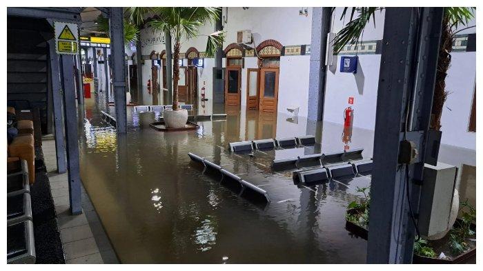 Peron Stasiun Semarang Tawang Bank Jateng yang tergenang banjir.