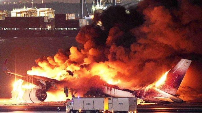 Foto yang disediakan oleh Jiji Press ini menunjukkan sebuah pesawat Japan Airlines terbakar di landasan pacu Bandara Haneda Tokyo pada Selasa (2/1/2024). Pesawat itu terbakar setelah tampaknya bertabrakan dengan pesawat penjaga pantai Jepang
