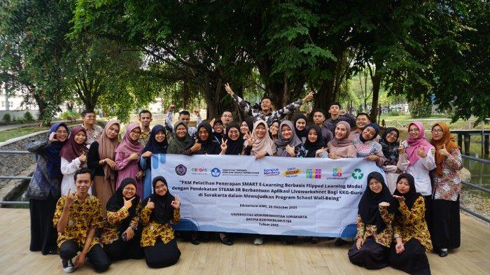 Peserta dan Fasilitator berfoto bersama pasca pelatihan