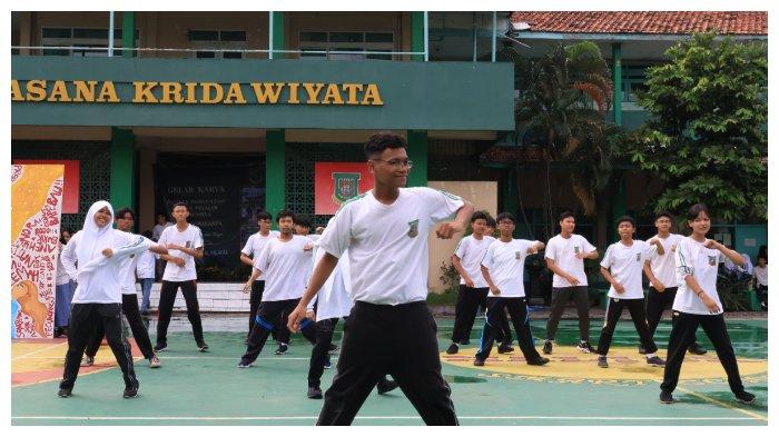 Sejumlah siswa sedang mengikuti gerakan senam di acara Gelar Karya SMAN 5 Surakarta.