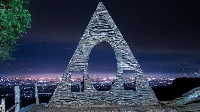 Suasana Bukit Lintang Sewu saat malam hari.