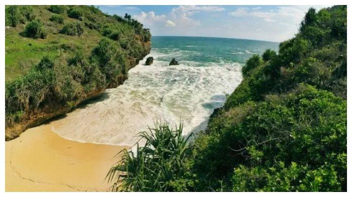 Keindahan Pantai Srakung dari atas bukit
