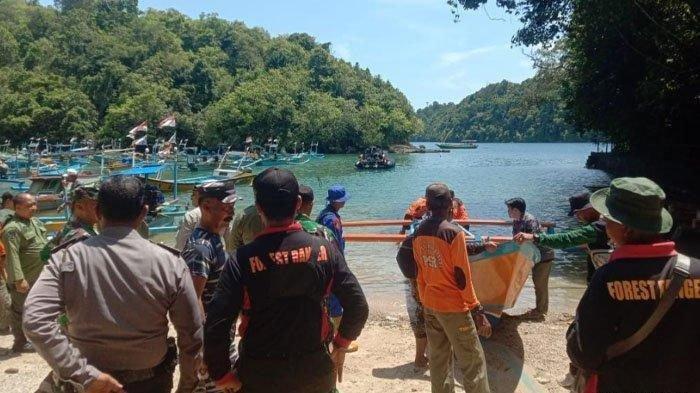 Petugas gabungan melakukan pencarian terhadap mahasiswa IPB yang hilang di kawasan Pulau Sempu Kabupaten Malang, Kamis (28/12/2023).