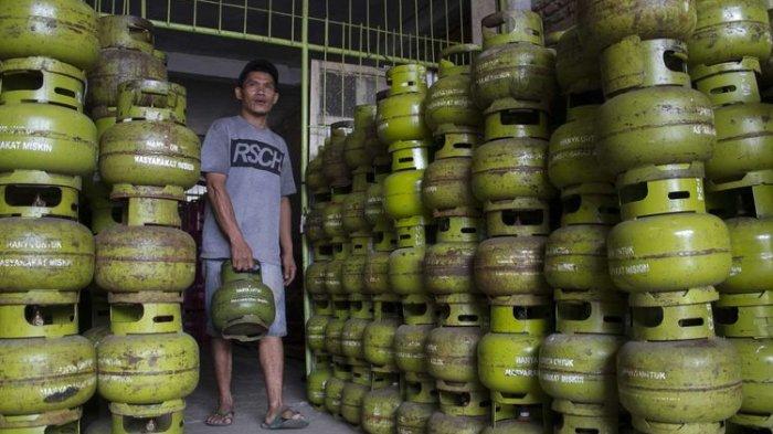 Petugas menata tabung gas LPG berukuran 3 kg di agen gas Pancoran Mas, Depok, Jawa Barat, Kamis (23/1/2020). Pemerintah ingin membatasi penyaluran dan penyesuaian harga elpiji 3 kg.