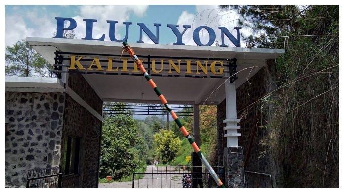 Pengunjung akan melewati pintu masuk untuk membayar retribusi di Plunyon Kalikuning.