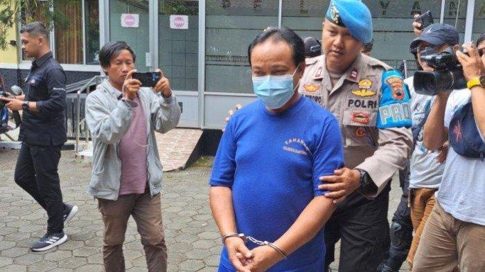 Polisi menetapkan Edi Suseno (63) sebagai tersangka utama insiden jembatan kaca pecah tewasnya wisatawan The Geong, Banyumas.