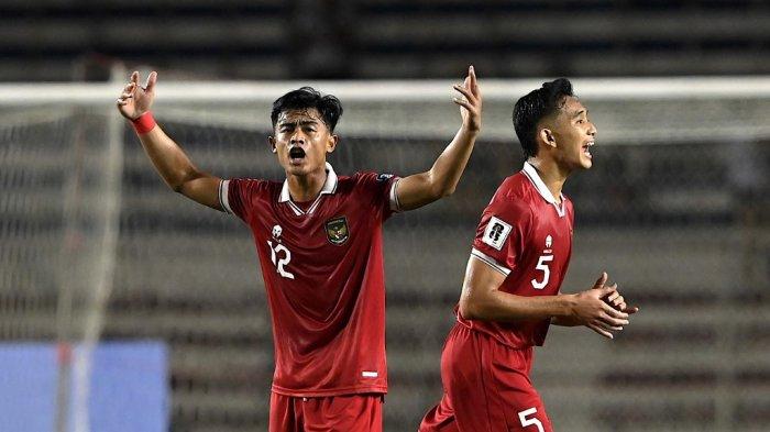 Pratama Arhan Alif (Kiri) dan Rizky Ridho Ramadhani (kanan) dari Indonesia merayakan gol Sadil Ramdani pada pertandingan sepak bola kualifikasi Piala Dunia 2026 antara Filipina dan Indonesia di Manila pada 21 November 2023.