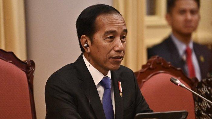 Presiden Indonesia Joko Widodo berpidato dalam pertemuan dengan Presiden Vietnam Vo Van Thuong di Istana Kepresidenan di Hanoi pada 12 Januari 2024.