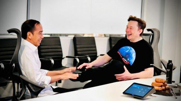Presiden Joko Widodo saat berdiskusi dengan Elon Musk di Gedung Stargate Space X, Boca Chica, Amerika Serikat, Sabtu (14/5/2022)