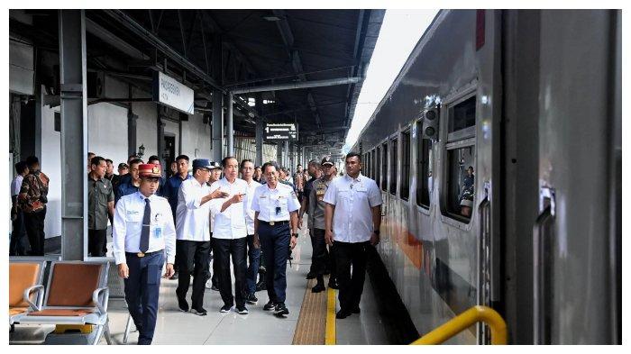 Presiden Joko Widodo didampingi Menhub Budi Karya Sumadi dan Dirut KAI Didiek Hartantyo meninjau kesiapan sarana dan prasana kereta api di Stasiun Pasar Senen pada Senin (8/4/2024).
