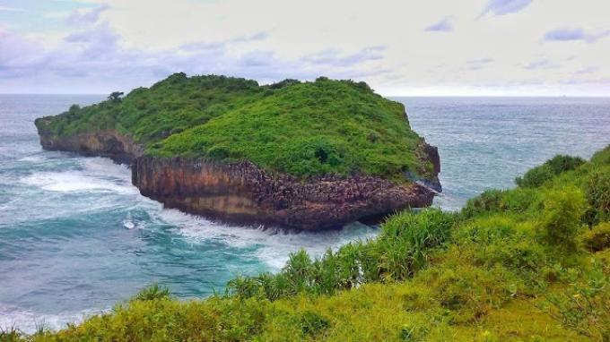 Pulau Kalong dengan jembatan gantung yang menjadi ikon dari Pantai Sinden