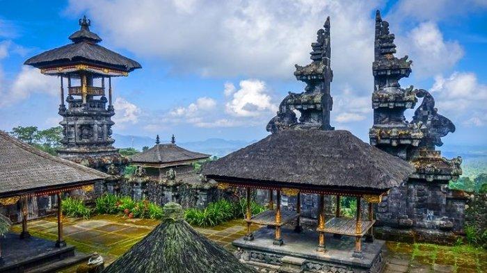 Pura Besakih menjadi tempat ibadah umat hindu yang berada di lereng Gunung Agung.