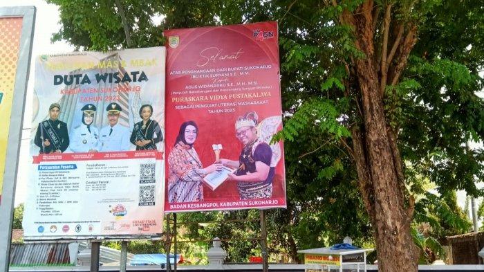 Momen penyerahan penghargaan Puraskara Vidya Pustakalaya dari Bupati Sukoharjo Etik Suryani kepada Agus Widanarko dipajang di baliho di jalanan wilayah Sukoharjo, Jawa Tengah.