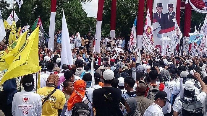 Reaksi Titiek Soeharto saat Diteriaki Massa Pendukung untuk Rujuk dengan Prabowo di Kampanye Solo