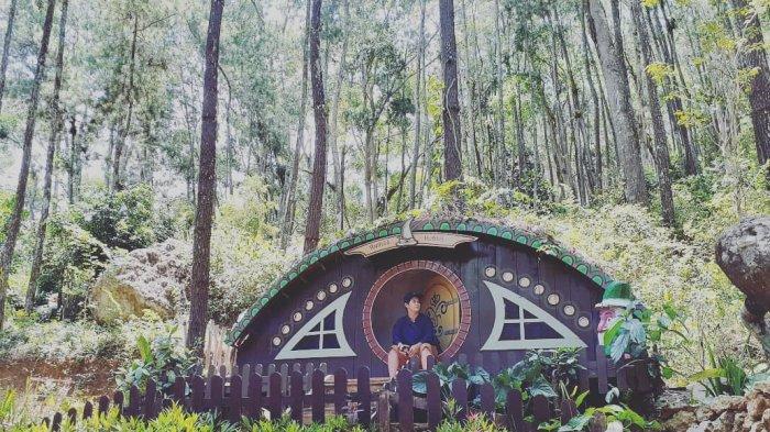 Rumah Hobbit yang berada di Puncak Songgo Langit