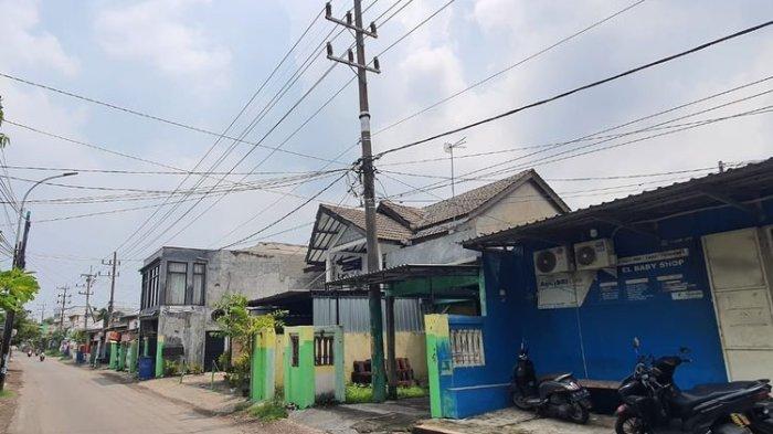 Rumah warga di Sidoarjo yang ingin pindahkan tiang listrik.