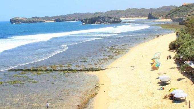 Pantai Somandeng juga terkenal dengan adanya vegetasi rumput laut di sepanjang garis pantai