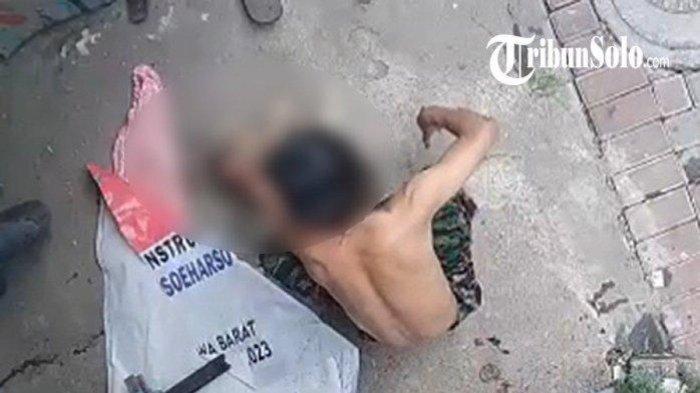 S menganiaya sejumlah kucing di Kelurahan Mojo, Kecamatan Pasar Kliwon, Kota Solo.
Heboh Pria Banting Kucing Gara-gara Lauknya Digondol,1 Anak Kucing Meninggal Dibuang ke Sungai