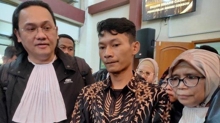 Saka Tatal Bakal Diperiksa Bareskrim Polri Soal Kasus Keterangan Palsu Aep-Dede. FOTO: Saka Tatal bersama dua kuasa hukumnya, Farhat Abbas (kiri) dan Titin Prialianti (kanan), saat konferensi pers seusai sidang PK kedua di Pengadilan Negeri Cirebon, Jumat (26/7/2024).