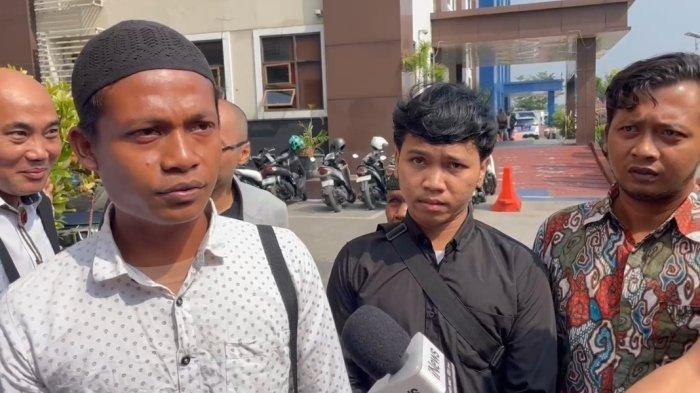 Saksi Kasus Vina Cirebon Ngaku Sempat Tidur Bareng 5 Terpidana, Sebut Malam Itu Tidak Ada Pegi. Pramudya (kiri) bersama dua rekannya, saksi dalam pembunuhan Vina dan Rizky alias Eky di Cirebon pada 2016, mendatangi Polda Jabar untuk mencabut berita acara pemeriksaan (BAP) pada 2016.