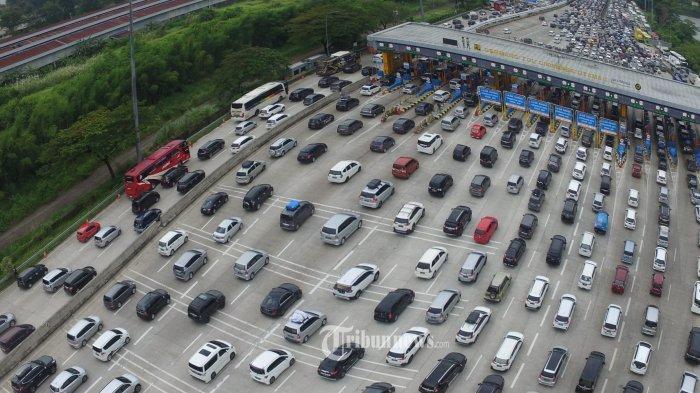 Sejumlah kendaraan pemudik memadati Gerbang Tol Cikampek Utama, Jawa Barat