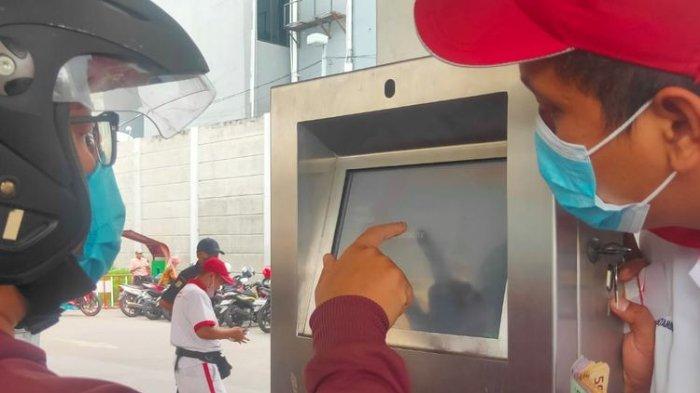 Seorang pelanggan membeli BBM Pertalite menggunakan aplikasi MyPertamina di SPBU Ketapang.