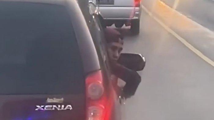 Seorang pria pengendara mobil mengacungkan yang senjata tajam (sajam) di Kabupaten Sragen, Jawa Tengah (Jateng), Faisal warga Kecamatan Ngrampal