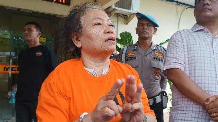 Seorang wanita yang bekerja sebagai notaris di Kota Medan, bernama Tiromsi Sitanggang (57), ditetapkan tersangka karena diduga membunuh suaminya, Ruslan Maralen Situngkir (61) saat berada di Polsek Helvetia, pada Selasa (17/9/2024)