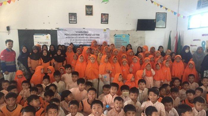 Siswa Madrasah Ibtidaiyah (MI) Muhammadiyah Kuwiran, Banyudono, Boyolali, dalam Program PLN Goes to School Kamis (17/10/2024).