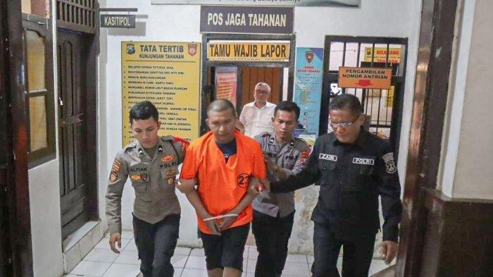 Sosok DA, Pria yang Cabuli Siswi SMP yang Menangis di Pinggir Pantai hingga Videonya Viral

Satreskrim Polres Probolinggo Kota meringkus pelaku pencabulan siswi SMP, DA (21) warga Jalan Cangkring Kelurahan/Kecamatan Kanigaran, Kota Probolinggo.