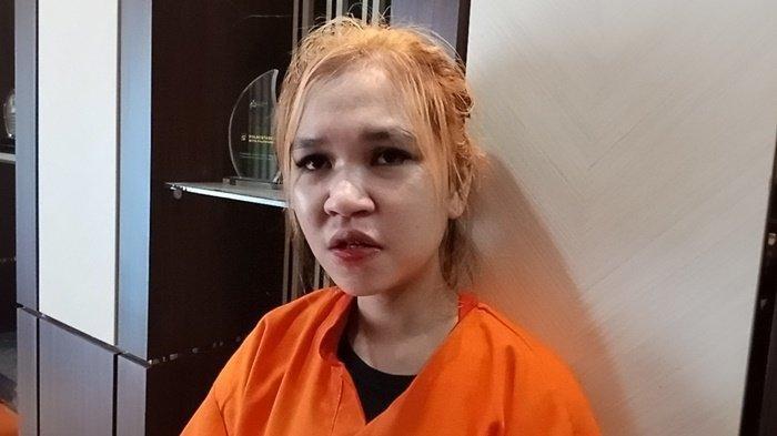 Lantaran ulahnya melakukan aksi penyiraman air keras (cuka parah) terhadap korban Candra, membuat Dilla Rindiani (22), warga Lorong Ogan Kelurahan 1 Ulu Kecaman SU I , Palembang, baru berurusan dengan petugas kepolisian Polrestabes, Palembang, Kamis, (18/4/2024), siang.