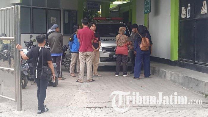 Suasana di depan Kamar Jenazah yang berada di RSUD dr Soebandi Jember, Sabtu (11/11/2023). Mahasiswi Fakultas Teknik Universitas Jember (Unej) bernama Nadifa Naya Damayanti (18) tewas di lereng selatan Gunung Argopuro, Jawa Timur.