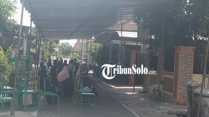 Suasana rumah duka siswa SMPN 5 Karanganyar berinisial WA (14) yang minggal dunia karena dihukum oleh seniornya saat latihan silat
