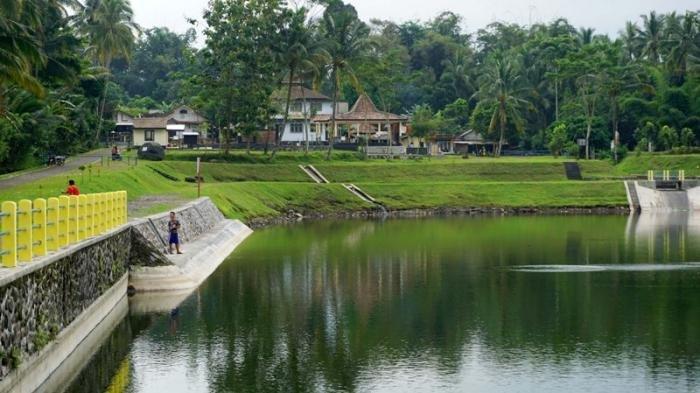Suasana tenang dengan pemandangan hijau di Embung Kaliaji.