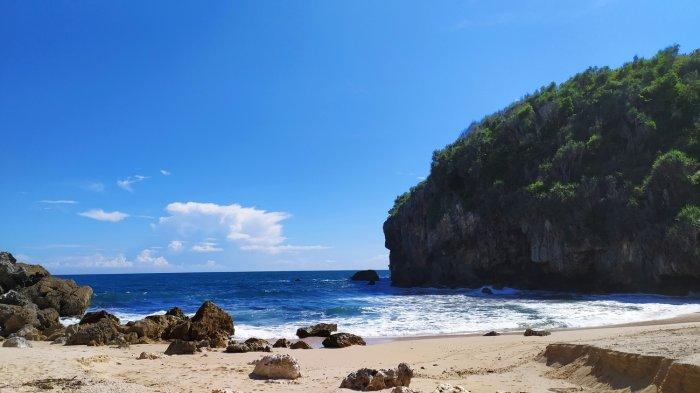 Pantai Kayu Arum memiliki pesona berupa pasir putih dengan ciri khas memiliki tebing dari batuan karst