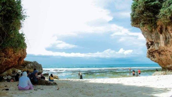 Wisatawan terlihat sedang menikmati suasana di Pantai Muncar