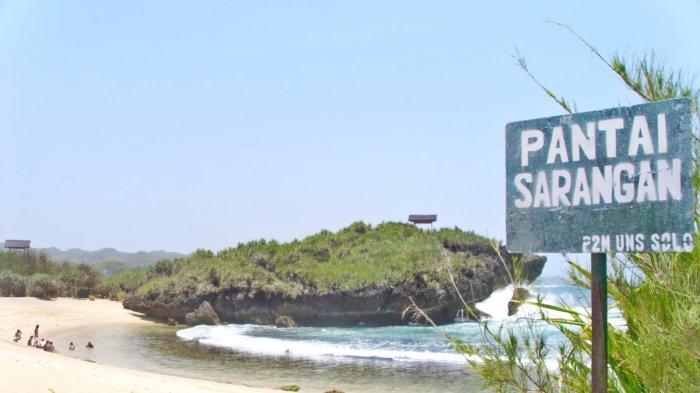 Pantai Sarangan memiliki hamparan pasir putih yang luas