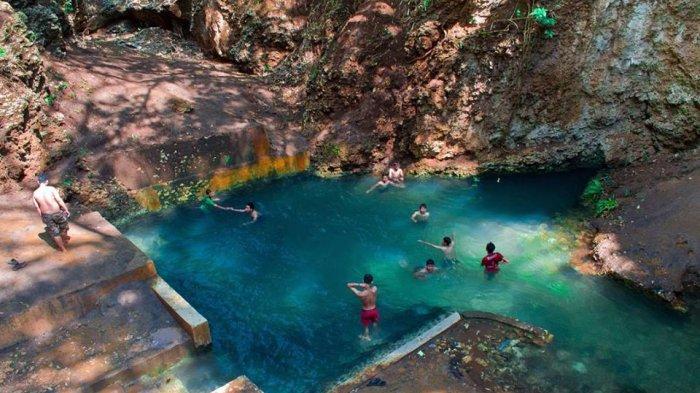 Air yang tampak berwarna biru jernih di Pemandian Kali Ngreneng.