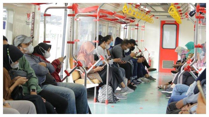 Suasana di dalam KRL Commuter Line Jogja-Solo PP.