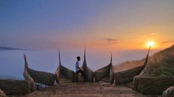 Pengunjung sedang menikmati sunrise di Geoforest Watu Payung
