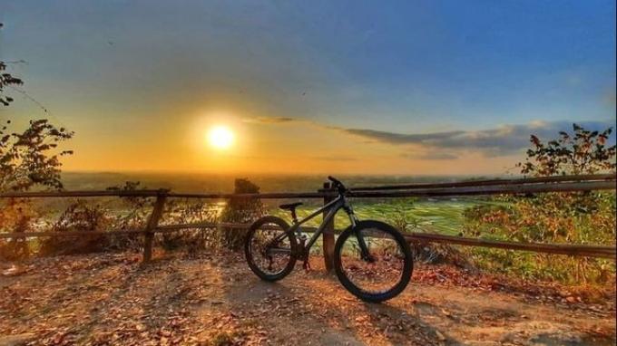 Suasana sunrise di Puncak Gebang