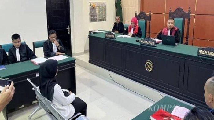 Supriyani Nangis Dengar Dakwaan Hakim, Guru Honerer Ini Sebut Dugaan Tak Sesuai Kenyataan. FOTO: Pengadilan Negeri (PN) Andoolo, Konawe Selatan, Sulawesi Tenggara, menggelar sidang perdana kasus dugaan penganiayaan anak polisi dengan terdakwa Supriyani, seorang guru honorer, Kamis (24/10/2024).