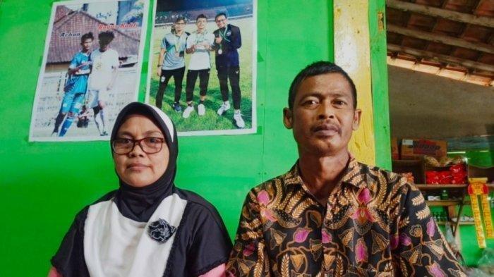 Surati Inawati Ragil dan suaminya, Sutrisno. Surati dan Sutrisno adalah orangtua dari Pratama Arhan, pemain tim nasional Indonesia yang berasal dari Blora, Jawa Tengah.