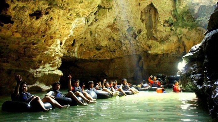 Wisata susur Goa Pindul (Cave Tubing) menggunakan ban karet.