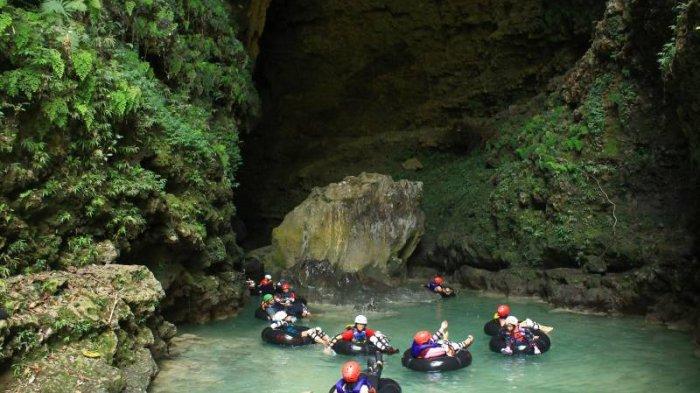 Pengunjung menikmati kegiatan susur goa di Kalisuci River Tubing.