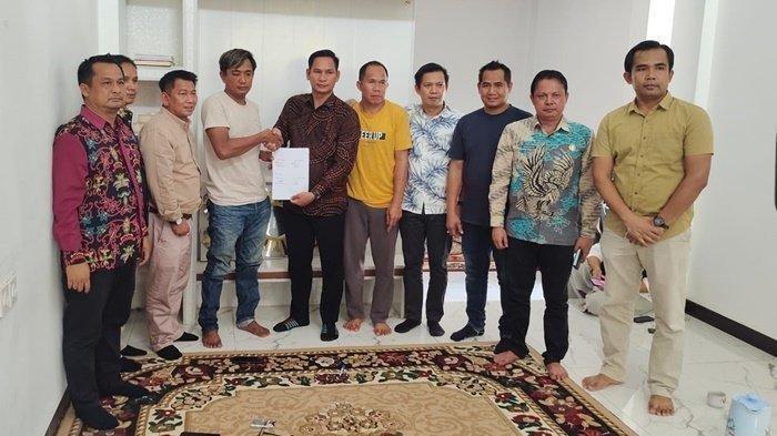 TAMPANG Daniel, Ajudan Bupati Kutai Barat Tendang Wajah Sopir Truk dengan Brutal sampai Tak Berdaya